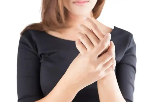 Skręcony nadgarstek objawy – jak rozpoznać i co robić w bólu