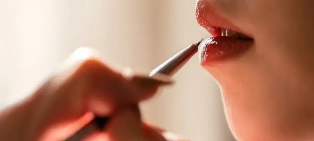 Jak powiększyć usta makijażem: sprawdzone techniki na pełniejsze usta