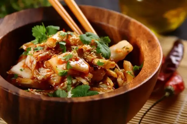 Sałatka kim chi: Szybki przepis, jak dopasować ostrość i smak?