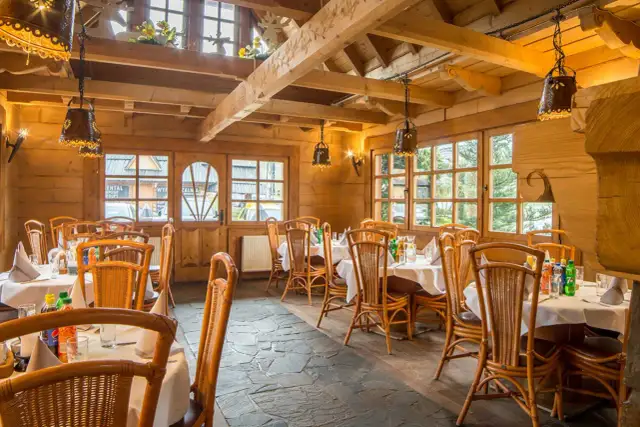 Gdzie zjeść przy Zamku Książ? Odkryj najlepsze restauracje w okolicy