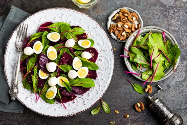 Czym się różni sałatka od surówki? Odkryj zaskakujące różnice