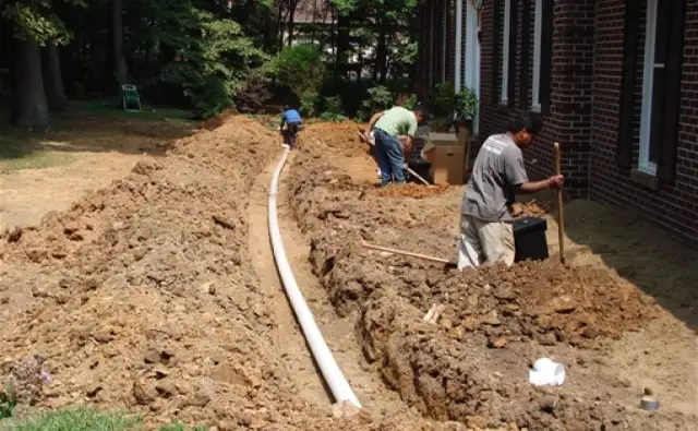 Jak osuszyć teren: skuteczne metody na wilgotne grunty i ich zalety