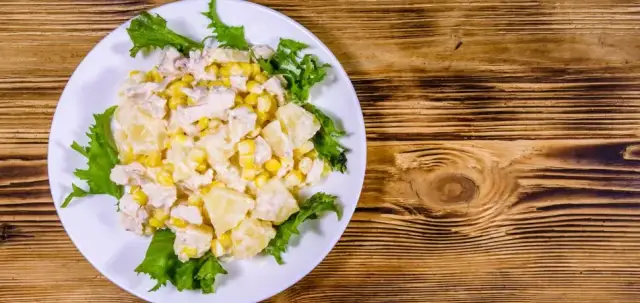 Jak zrobić sałatkę z ananasem, która zaskoczy Twoich gości?