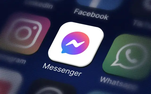 Ikona aplikacji Messenger na ciemnym tle, obok ikon Instagram, Facebook i WhatsApp.