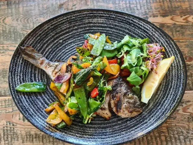 Gdzie zjeść w Jastrzębiej Górze? Odkryj najlepsze restauracje