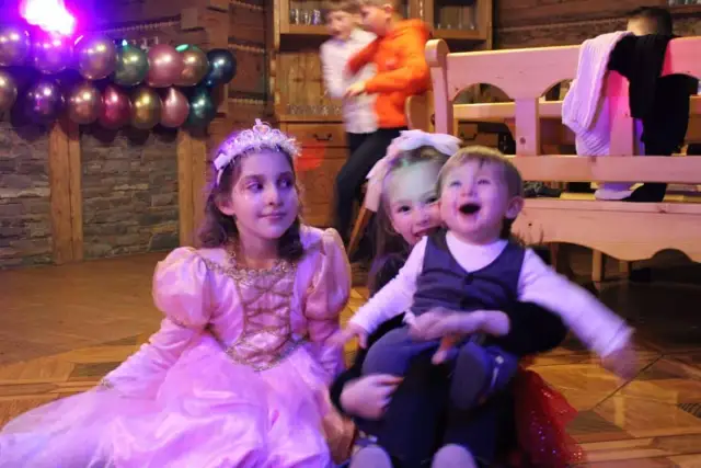 Sylwester z dziećmi: Gdzie na bal z Kinderbalem? Przewodnik dla rodzin.