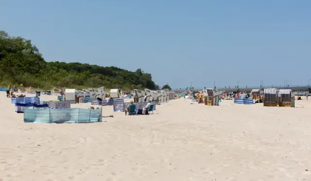 Kołobrzeg plaża wschodnia czy zachodnia – która jest lepsza dla rodzin?