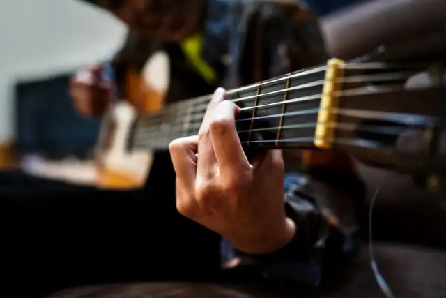 Czy nauka gry na gitarze jest trudna? Oto wyzwania i rozwiązania