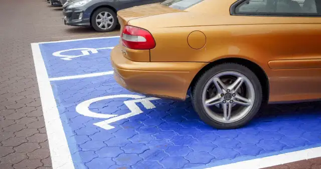 Czy można parkować na kopercie bez osoby niepełnosprawnej? Sprawdź konsekwencje
