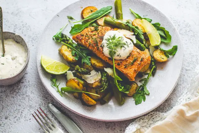 Dodatki do łososia: Jak skomponować obiad, który zachwyci?