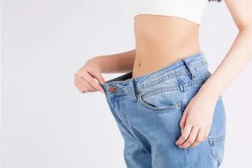 Jakie spodnie wyszczuplają uda? Oto fasony, które naprawdę działają