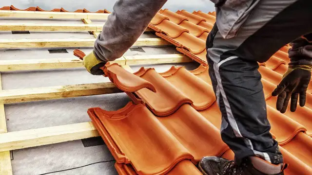 Ile biorą dekarze za dach - Cennik robocizny i wybór fachowca