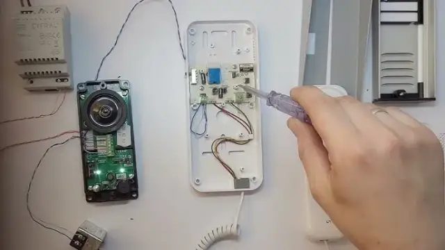 Jak podłączyć unifon 2-przewodowy? Kompletny poradnik DIY