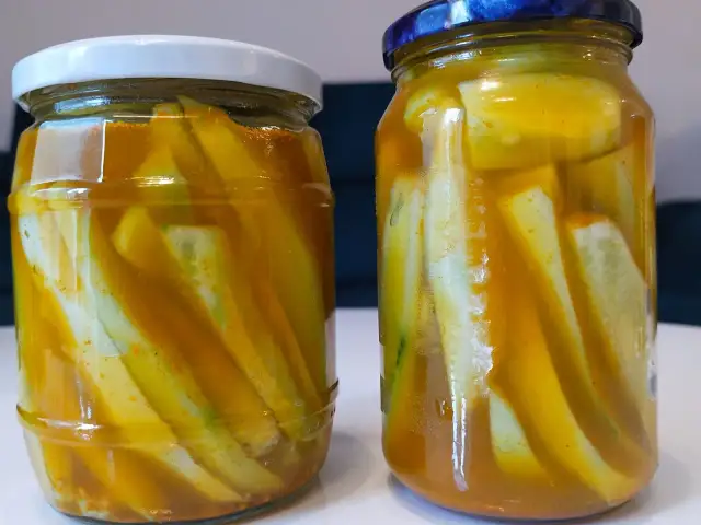 Jak zrobić ogórki z przyprawą curry – prosty przepis na zimowe przetwory