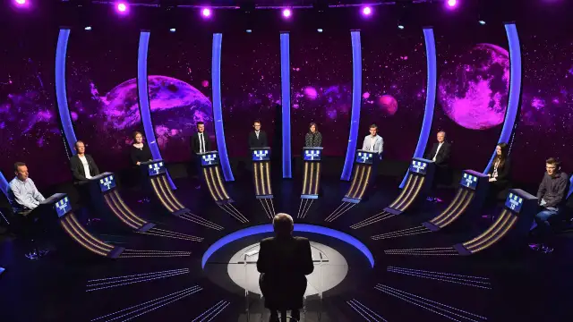 Dziesięciu uczestników w kosmicznej scenografii teleturnieju. Kto okaże się tym jednym z dziesięciu, jak się dostać do finału?