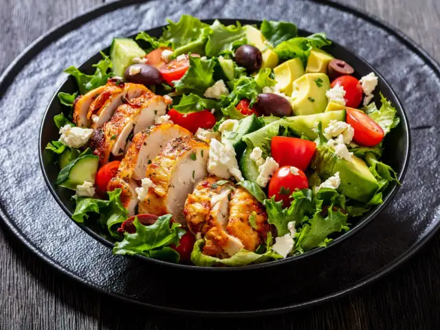Sałatka z kurczakiem, awokado, pomidorkami i fetą. Idealna na lekki obiad, zastanawiasz się, jaki sos do sałatki z kurczakiem będzie najlepszy?