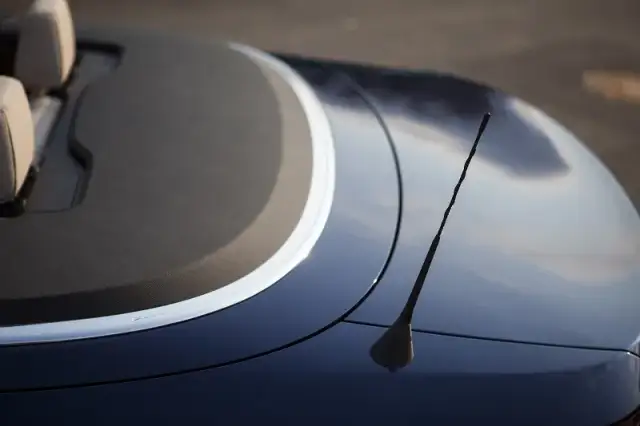 Ile kosztuje wymiana anteny w samochodzie? Sprawdź, co wpływa na ceny!