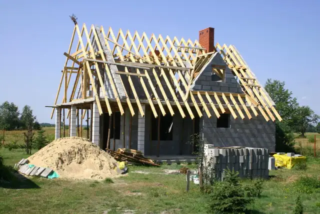 Jak głęboki fundament pod ogrodzenie? Ekspert radzi, by uniknąć błędów