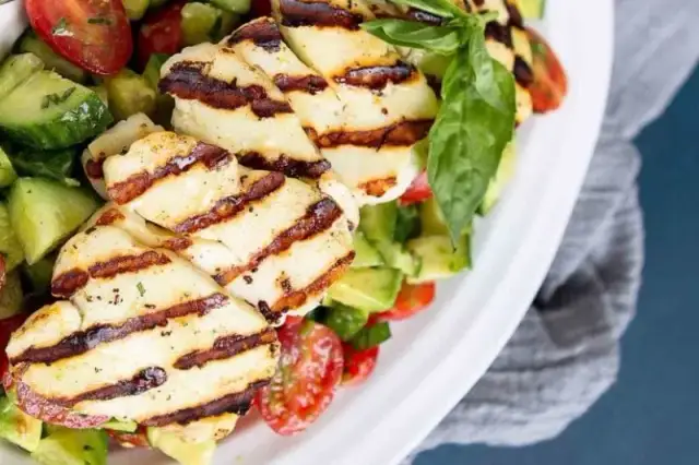 Jak jeść ser halloumi - odkryj pyszne sposoby na jego podanie