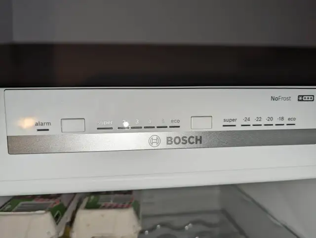 Lodówka pracuje non stop? Odkryj, kiedy to normalne, a kiedy alarm!