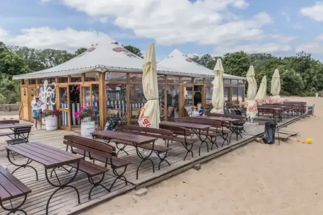 Brzeźno: Gdzie zjeść rybę z widokiem? Polecane restauracje