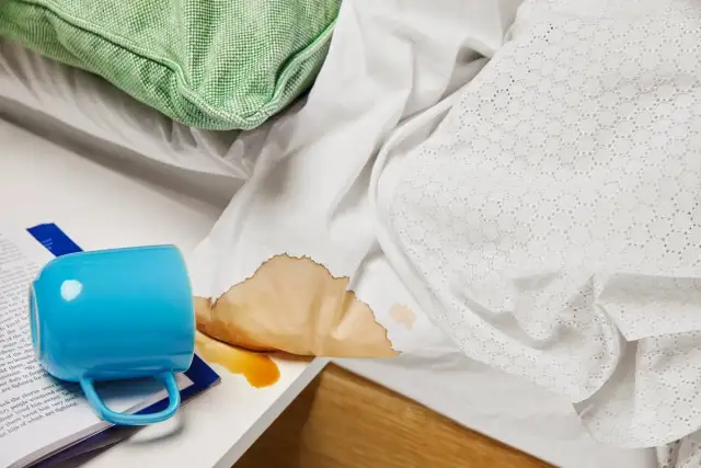 Jak usunąć plamy po odplamiaczu? Skuteczne metody i porady