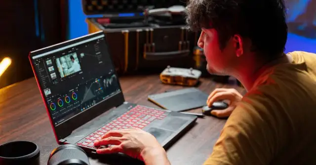 Montażysta filmowy: Zarobki do 9 tys. zł? Poznaj realne stawki