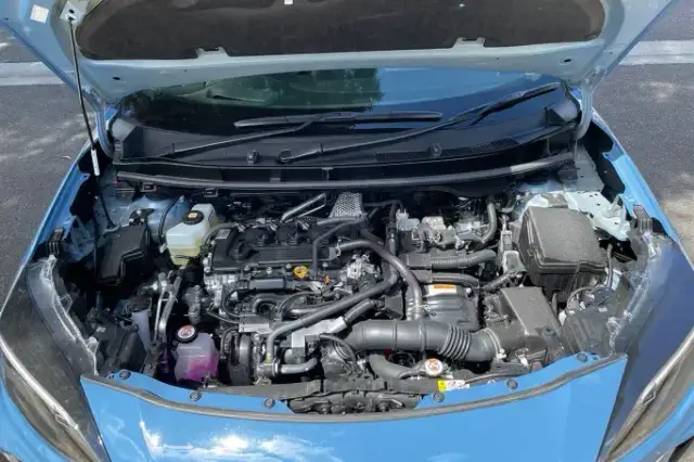 Jak otworzyć maskę Toyota Yaris w kilku prostych krokach