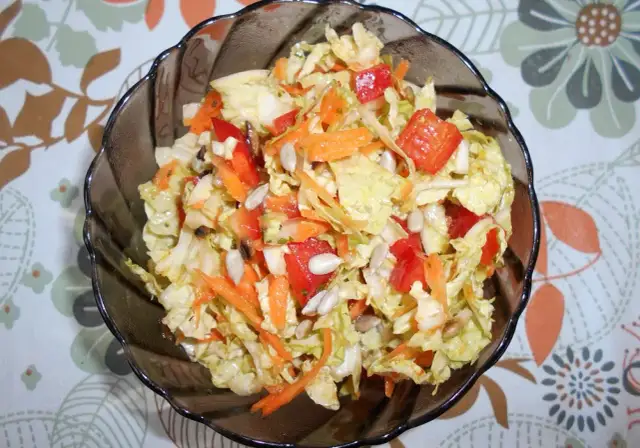 Ile kalorii ma surówka z kapusty pekińskiej? Zaskakujące wartości!