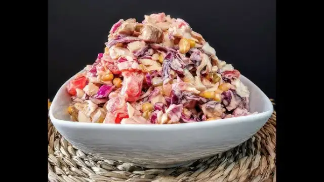 Sałatka kebab: przepis na hit imprezy! Warstwowa czy mieszana?