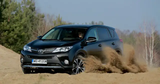 Jak działa napęd 4x4 w Toyota RAV4 II - kluczowe informacje i porady