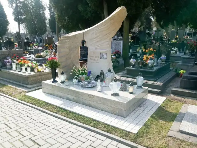 Co zamiast pomnika na cmentarzu? Odkryj nietypowe i ekologiczne opcje