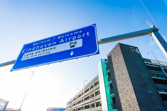 Parking Lotnisko Eindhoven: Oficjalne vs. prywatne. Oszczędź do 50%!