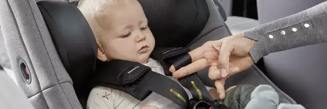 Jak przewozić dziecko w samochodzie z przodu bezpiecznie i zgodnie z prawem