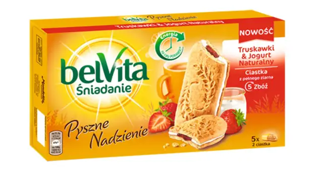 Opakowanie ciastek BelVita z nadzieniem truskawkowo-jogurtowym, ze świeżymi truskawkami i kubkiem napoju.