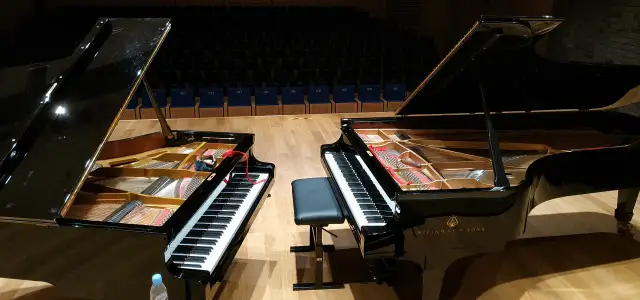 Ile nóg ma koncertowy fortepian i jak wpływają na jego stabilność?
