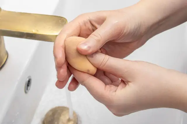 Mycie gąbeczki do makijażu: Jak dbać o higienę i cerę?