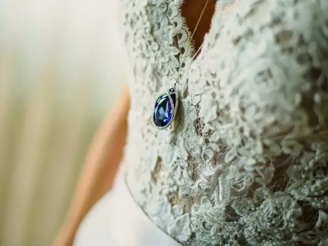 Jaka biżuteria do sukni ślubnej? Oto błędy, których unikniesz