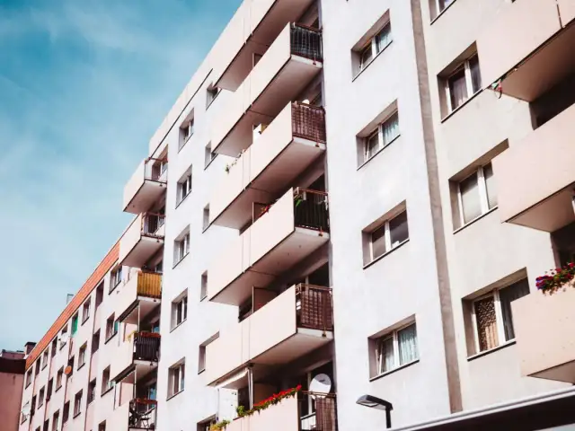 Mieszkanie na parterze - czy warto? Poznaj wady, zalety i na co uważać