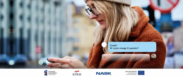 Kobieta z okularami patrzy na telefon, gdzie widać okienko czatu z pytaniem "Cześć! W czym mogę Ci pomóc?". To przykład, co to jest bot.