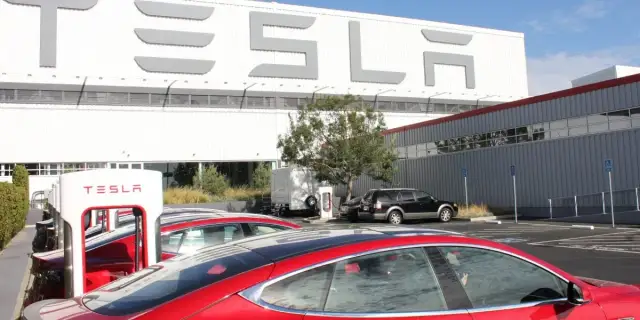 Tesla: Amerykańskie korzenie i globalne fabryki skąd pochodzi?