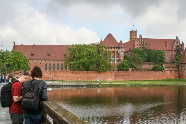 Gdzie zaparkować przy zamku w Malborku? Sprawdzone lokalizacje i cennik.