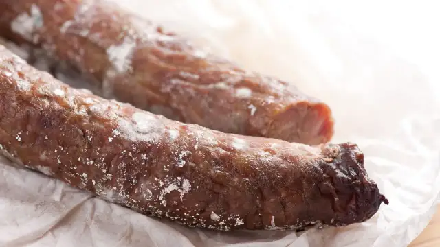 Biały nalot na kiełbasie: Pleśń czy wykwit? Rozpoznaj i jedz bezpiecznie