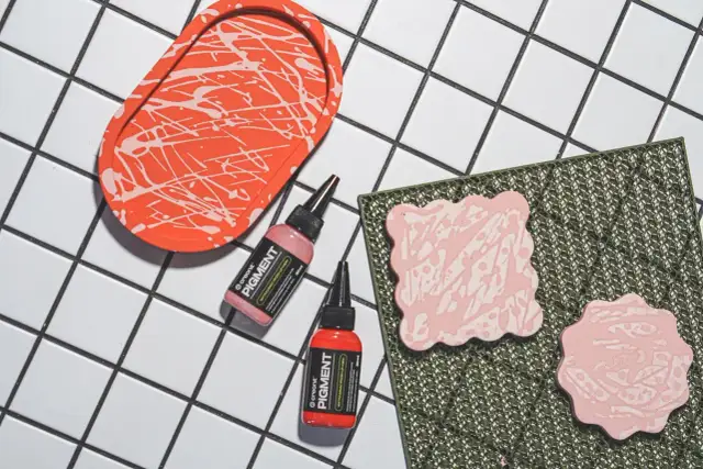 Kolorowe pigmenty do gipsu i ozdobne odlewy. Dowiedz się, jak zabarwić gipsówkę, by stworzyć unikatowe dekoracje.