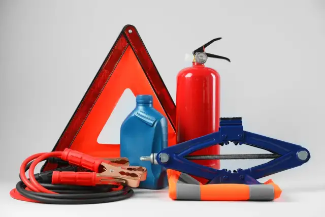 Trójkąt ostrzegawczy, gaśnica, lewarek, płyn i kable rozruchowe.