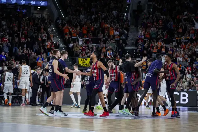 Jugadores celebran en la cancha. ¿Quién ha ganado la Copa del Rey de baloncesto? La euforia lo dice todo.