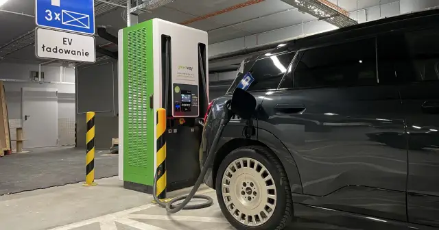 Ładowanie samochodu elektrycznego. Zastanawiasz się, ile energii potrzeba do ładowania samochodu elektrycznego? Stacja Greenway w garażu podziemnym.