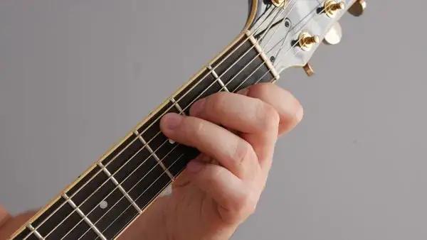Jak zagrać cis chwyt gitarowy i uniknąć najczęstszych błędów