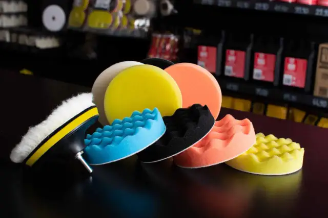 Jaką gąbką polerować samochód, aby uniknąć zarysowań i błędów?