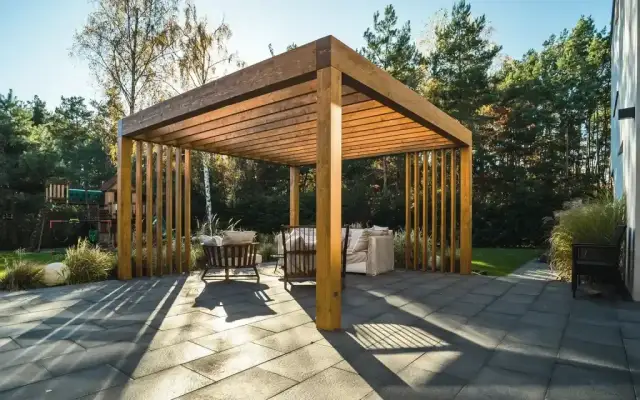 Jak zakotwiczyć altanę, aby przetrwała silne wiatry i burze